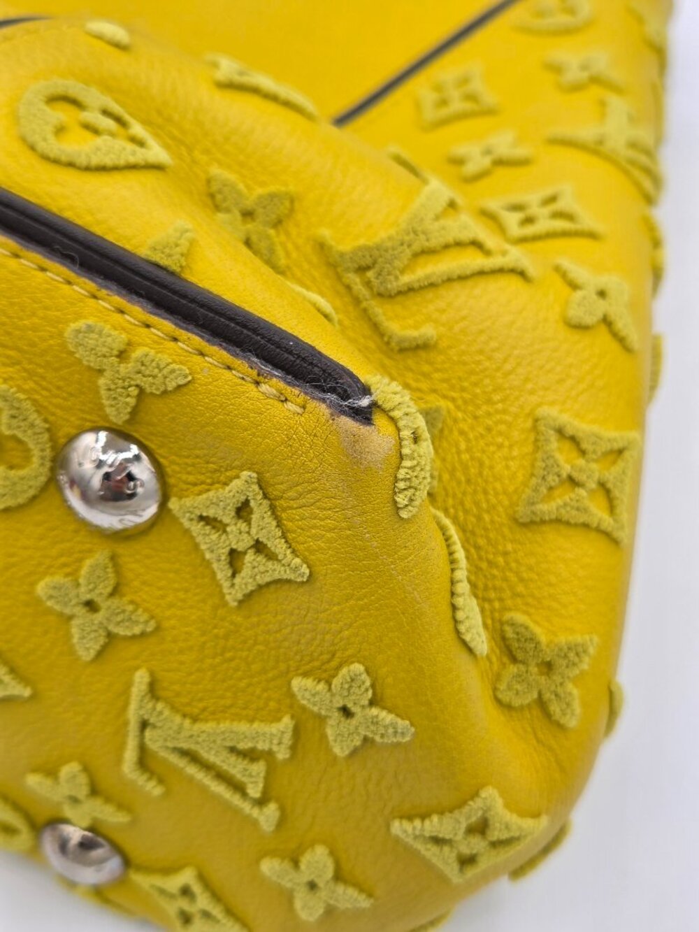 Louis Vuitton Veau Cachemire Tote W PM – Pistache | Grained Calfskin Leather - Picture 9 of 15